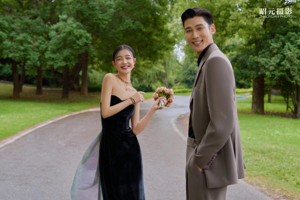 【昭元摄影】自带故事感的草坪婚纱照