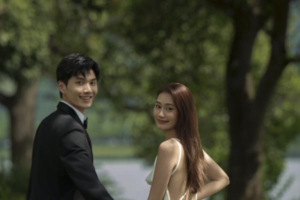 【人气精选】草坪森系清新浪漫婚纱照