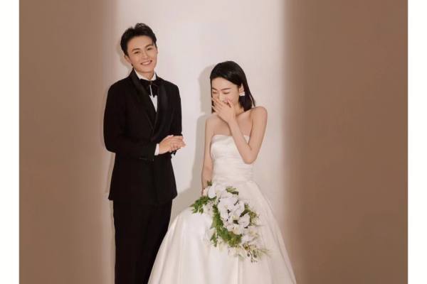 简约室内婚纱照