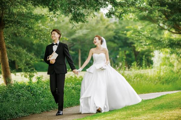 美到脱俗的田园风景油画风格婚纱照 YYDS！
