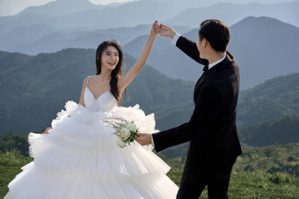 电影纪实风山顶落日婚纱照,也太美了吧