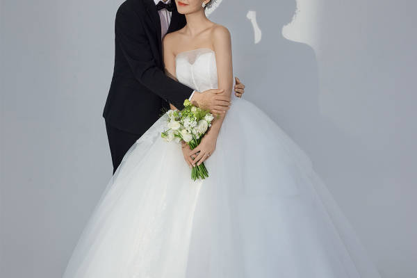 简单又高级的室内光影婚纱照，理想的婚纱照模板