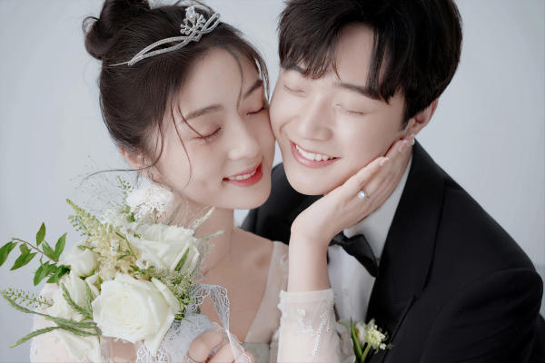 UM丨告白系列丨精修18张丨2服2造丨婚纱摄影