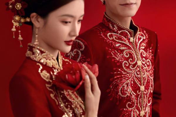 父母都夸赞的室内中式婚纱照