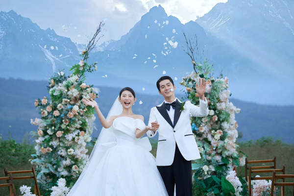 《大理旅拍婚纱照》电影感婚纱照