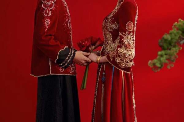 父母都夸赞的室内中式婚纱照