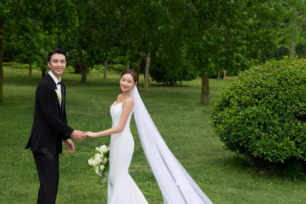 【昭元摄影】仪式感十足的草坪婚纱照