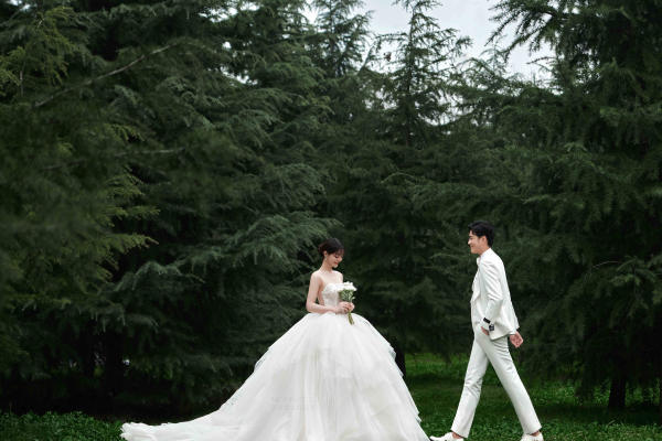 草坪婚纱照就像其中一抹清凉的微风  ?清爽又干净谁看了不说一声绝绝子呢
