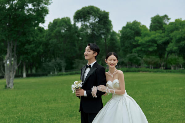 【风格任选】浪漫城市旅拍婚纱照+送婚纱+底片全送