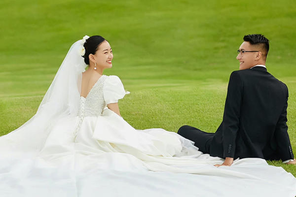 春夏秋皆可拍出的草坪婚礼婚纱照