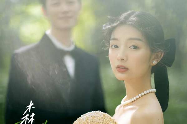 赫本风鲨疯啦‼️婚纱照美的像电影剧照！ 春夏拍外景婚纱照最佳时机 🍃当森系遇上赫本风婚纱照 🍃将清新的森系与优雅的赫本风融合 森系赫本风婚纱照氛围感拉满