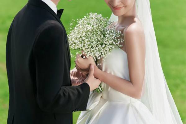 青岛薇爱婚纱摄影+浪漫草坪婚纱照