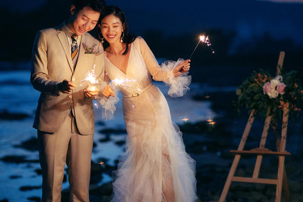 在纷繁褪去的夜色里，定格爱情最美丽的样子