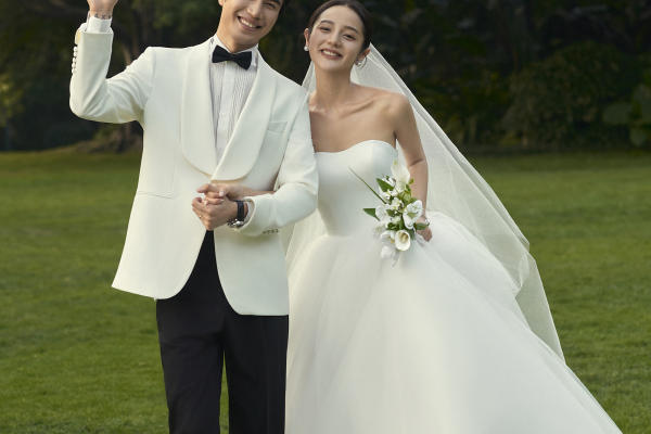 【人气精选】草坪森系清新浪漫婚纱照