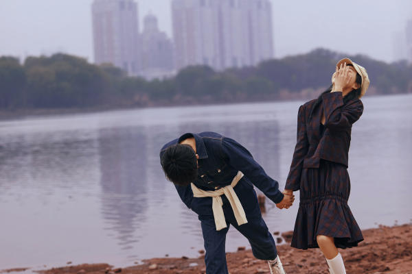 沙滩漫步的小浪漫
