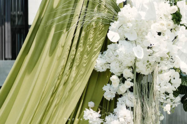 小众户外草坪婚礼/牛油果色