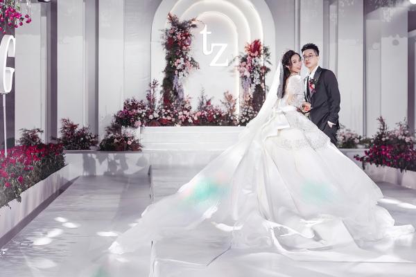 手牵手婚礼定制 | 秀场风极简水晶吊顶婚礼