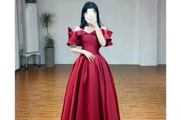 红色抹胸礼服