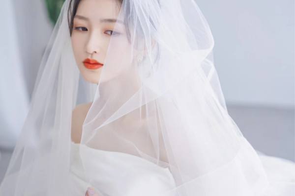 若梵高级缎面婚纱租赁2380元
