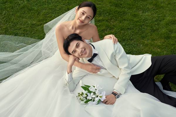 【人气精选】草坪森系清新浪漫婚纱照