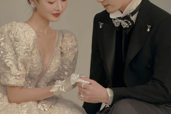 白色缎面公主婚纱照