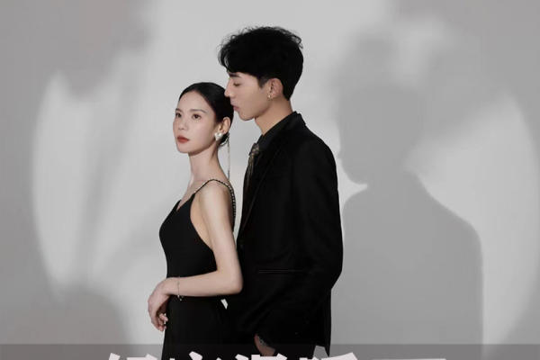 室内也能感受的落日婚纱照氛围感真的很绝