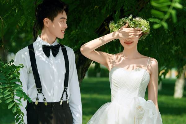 超浪漫。草坪婚礼仪式感婚纱照