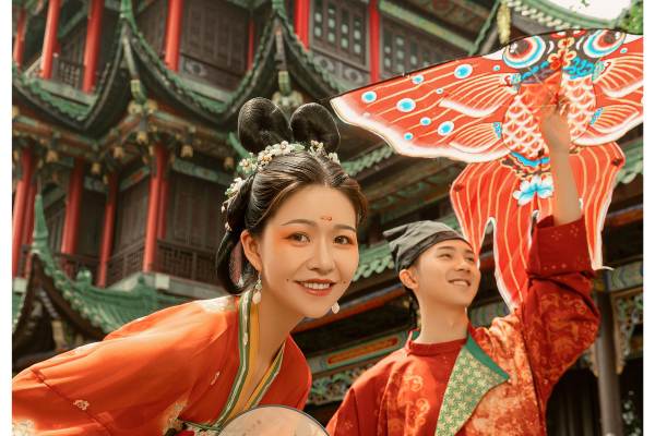 把婚纱照拍成唐装甜宠剧