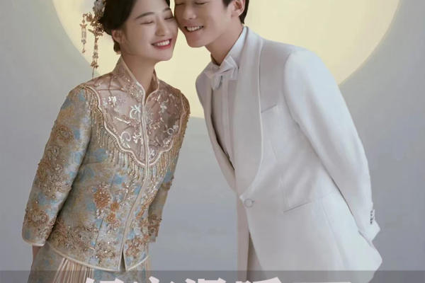 长辈们都喜爱的光影感新中国式秀禾服婚纱照