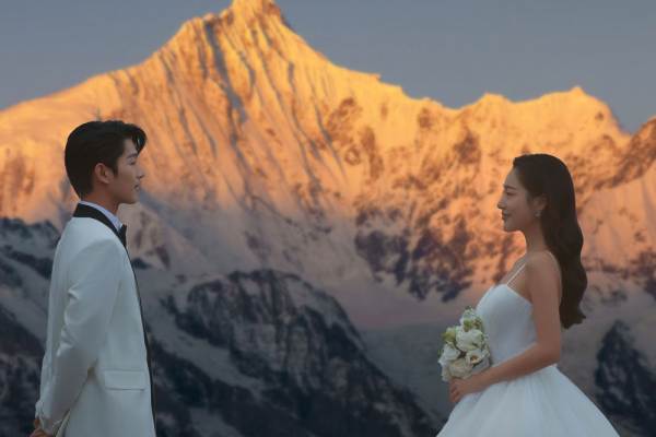 《聚焦旅拍丽江站》日照金山梦幻婚纱照