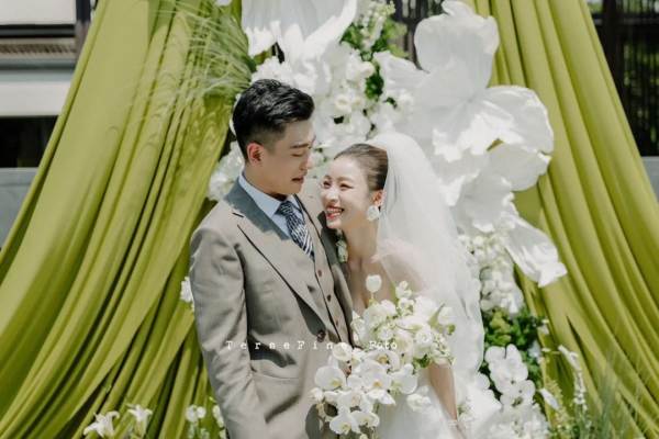 小众户外草坪婚礼/牛油果色