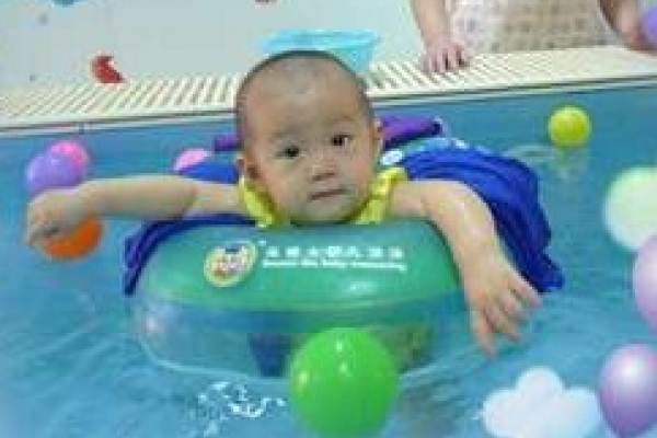 婴儿游泳